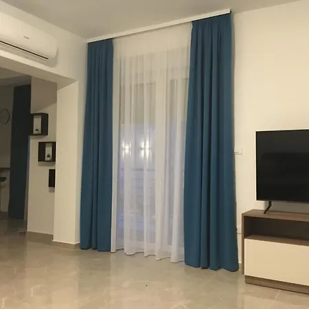 Leneda With Pool プーラ