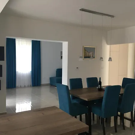 アパート Leneda With Pool