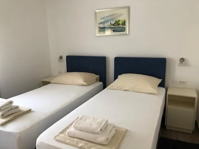 Leneda With Pool アパート