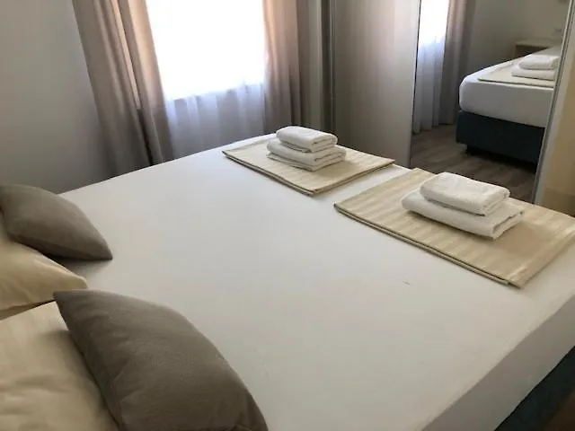 Διαμέρισμα Leneda With Pool