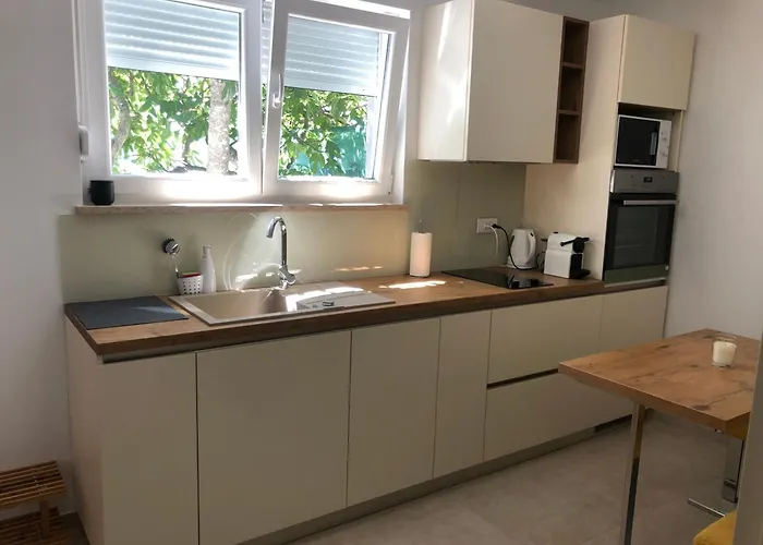 Leneda With Pool プーラ