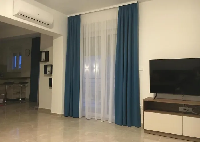 Leneda With Pool プーラ