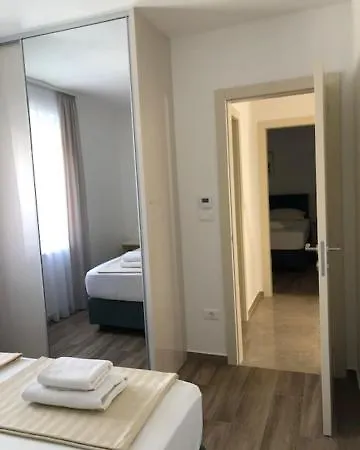 Apartament Leneda With Pool Pula