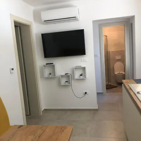 Leneda With Pool Apartament Pula