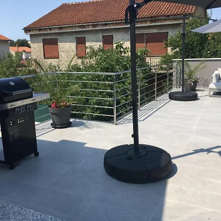 Leneda With Pool Apartament