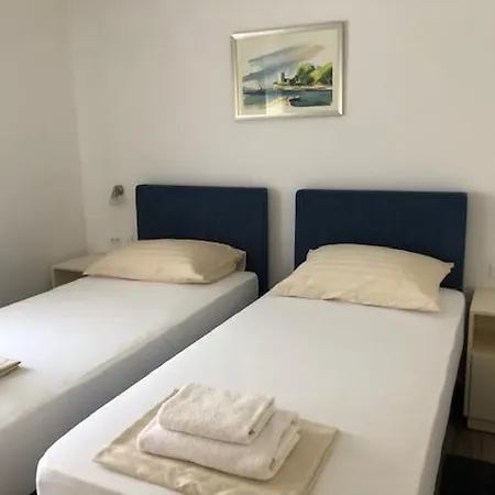 Leneda With Pool Apartament