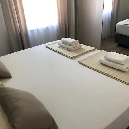 Apartament Leneda With Pool