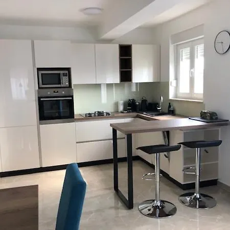 Leneda With Pool Apartament Pula