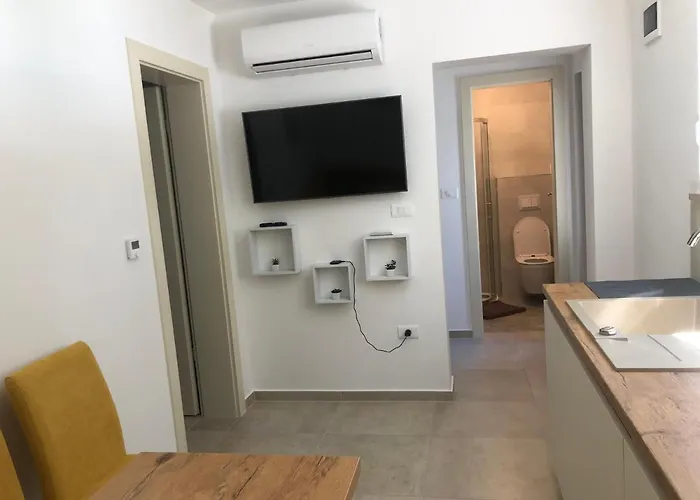 Leneda With Pool Апартаменти Пула