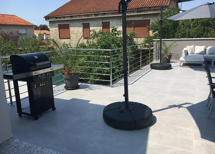 Leneda With Pool Апартаменти